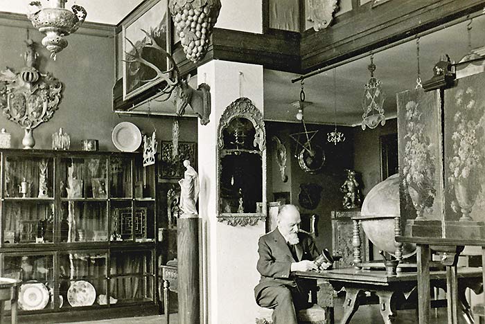 Siegfried Lämmle in his shop at Brienner Strasse 51, around 1930, photograph from private collection