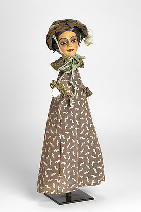 Handpuppe in elegantem braunem Kleid mit Hut