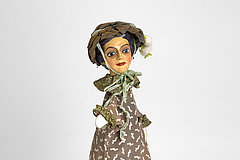 Handpuppe in elegantem braunem Kleid mit Hut