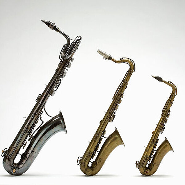 Vier verschiedene Saxophone.