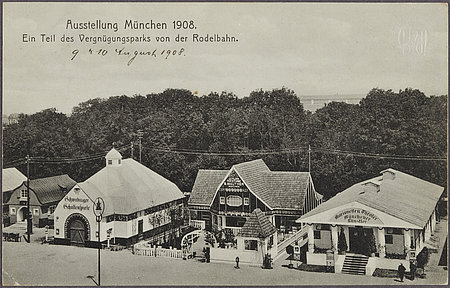 Schwarz-Weiß-Fotografie von drei Gebäuden mit den Aufschriften Schwabinger Schattenspiele, Teestube B. Walther und Marionettentheater Münchner Künstler auf dem Ausstellungsgelände