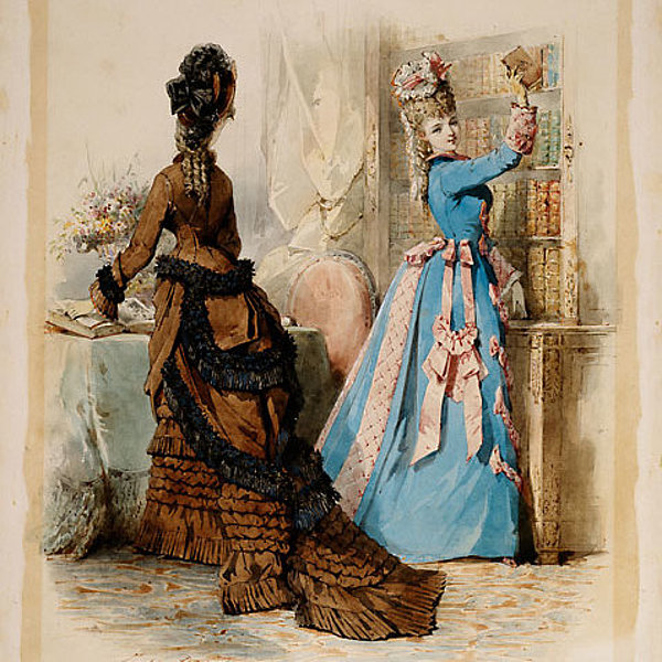 Historisches Aquarell von zwei jungen Damen in einer Bibliothek mit prachtvollen bodenlangen Kleidern, Miedern und üppigen Rüschenverzierungen.