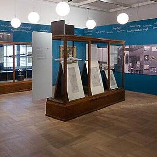Blick in die Ausstellung „Ehem. jüdischer Besitz“ Erwerbungen des Münchner Stadtmuseums im Nationalsozialismus, gezeigt von April 2018 bis Januar 2019