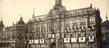 Historische schwarz-weiß-Fotografie eines fünfstöckigen Gebäudes mit repräsentativer Fassade.