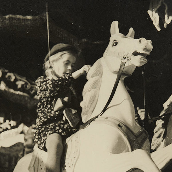Postcard "Ein blondes Mädchen mit Mütze auf einem Pferdekarussell" (blonde girl wearing a hat on a carousel), Agfa, Munich, 1938, Münchner Stadtmuseum