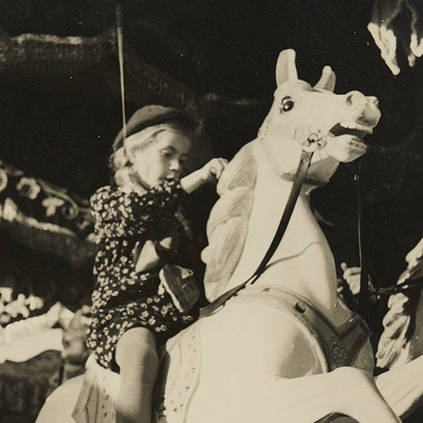 Postkarte "Ein blondes Mädchen mit Mütze auf einem Pferdekarussell", Agfa, München, 1938, Münchner Stadtmuseum