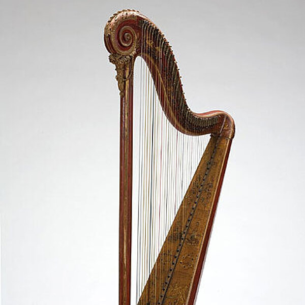 Harfe aus Holz, mit verschiedenen Pedalen am Fuß.