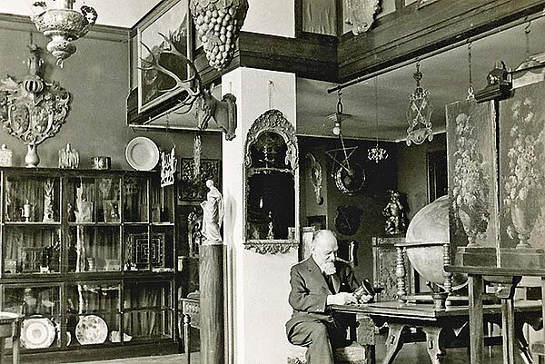 Siegfried Lämmle in seinem Geschäft in der Brienner Strasse 51, um 1930, Fotografie aus Privatbesitz
