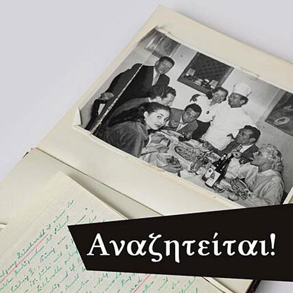 Postkarte: aufgeklapptes vergilbtes Buch mit handschriftlichem Eintrag und schwarz-weiß Foto einer Gruppe beim Essen und dem Wort "Gesucht!" in mehreren Sprachen