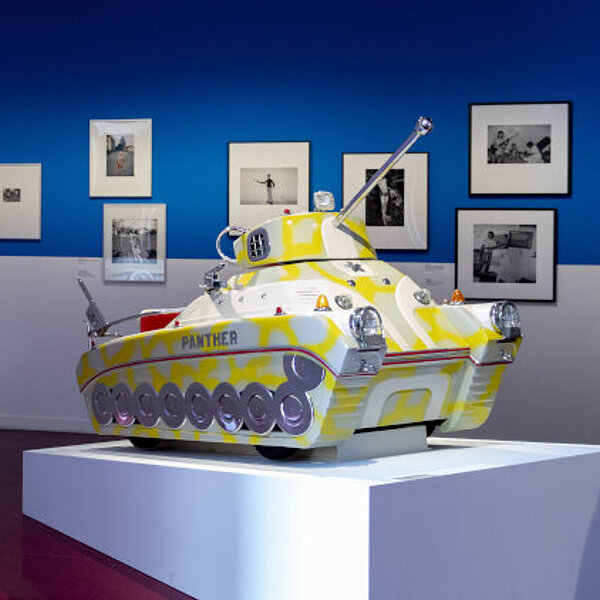 Ausstellungsansicht mit Panzer aus Münchner Kindersportkarussell, um 1965