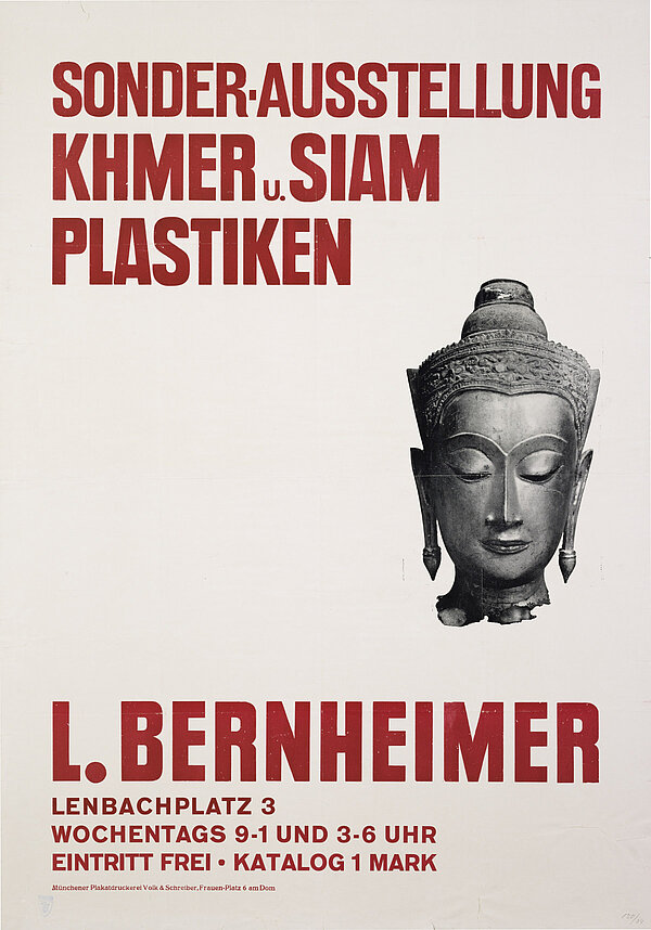 Historisches Ausstellungsplakat mit roter Schrift "Sonderausstellung Khmer u. Siam Plastiken"und Kopf einer buddhistischen Plastik.