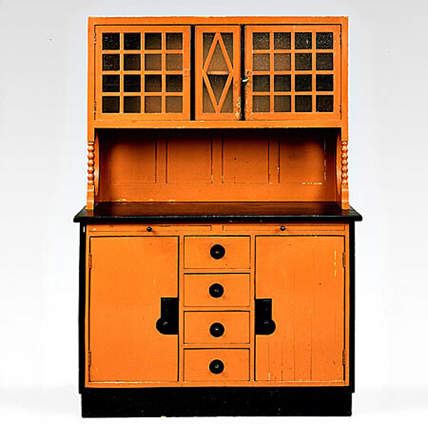 Küchenschrank aus Holz in orange und schwarz, Oberschrank mit Glastüren.