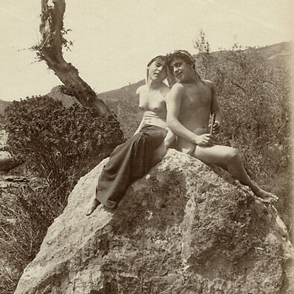 Historische Aktfotografie eines Paares in freier Natur.