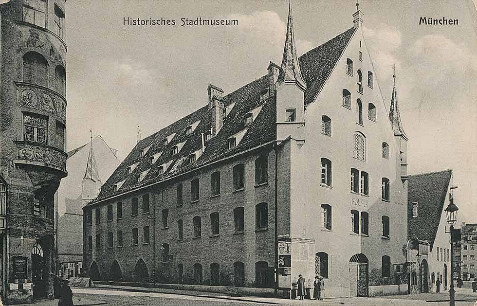 Alte Postkarte in Schwarz-Weiß, die ein mehrstöckiges Gebäude zeigt.
