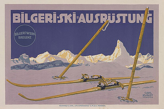 Plakat mit dem Schriftzug „Bilgeri-Ski-Ausrüstung“, das ein Paar Skier und Skistöcke vor winterlichem Bergpanorama zeigt