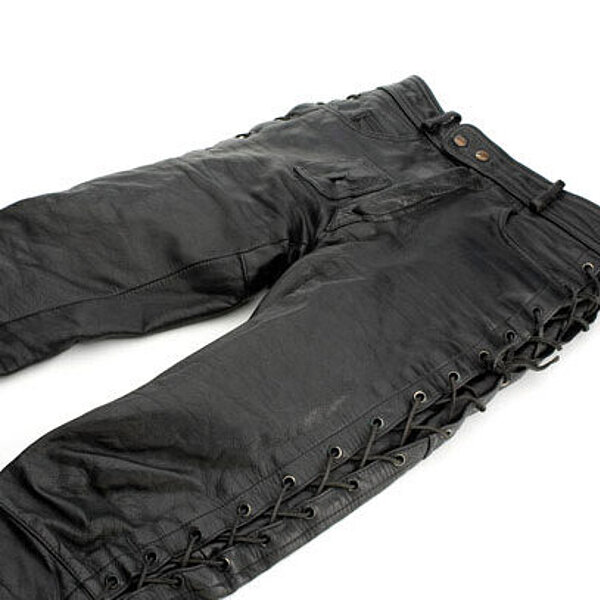 Schwarze Hose aus Leder, die Seiten mit Lederschnüren durch Ösen verschlossen.