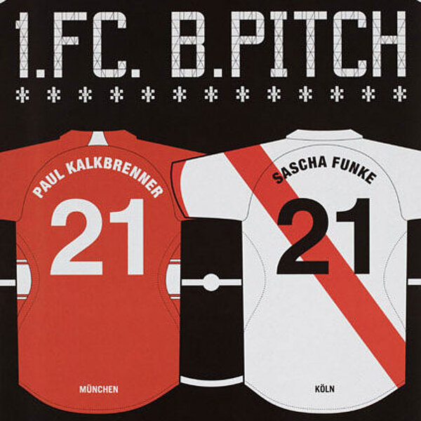 Veranstaltungsplakat "1.FC. B.Pitch" mit zwei Fußballtrikots und den DJ-Namen "Paul Kalkbrenner" und "Sascha Funke!".