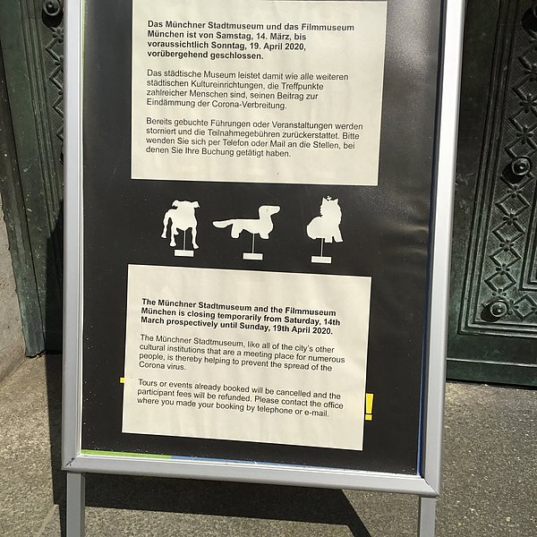 Hinweisplakat zur Schließung des Münchner Stadtmuseums aufgrund der Corona-Pandemie, März 2020