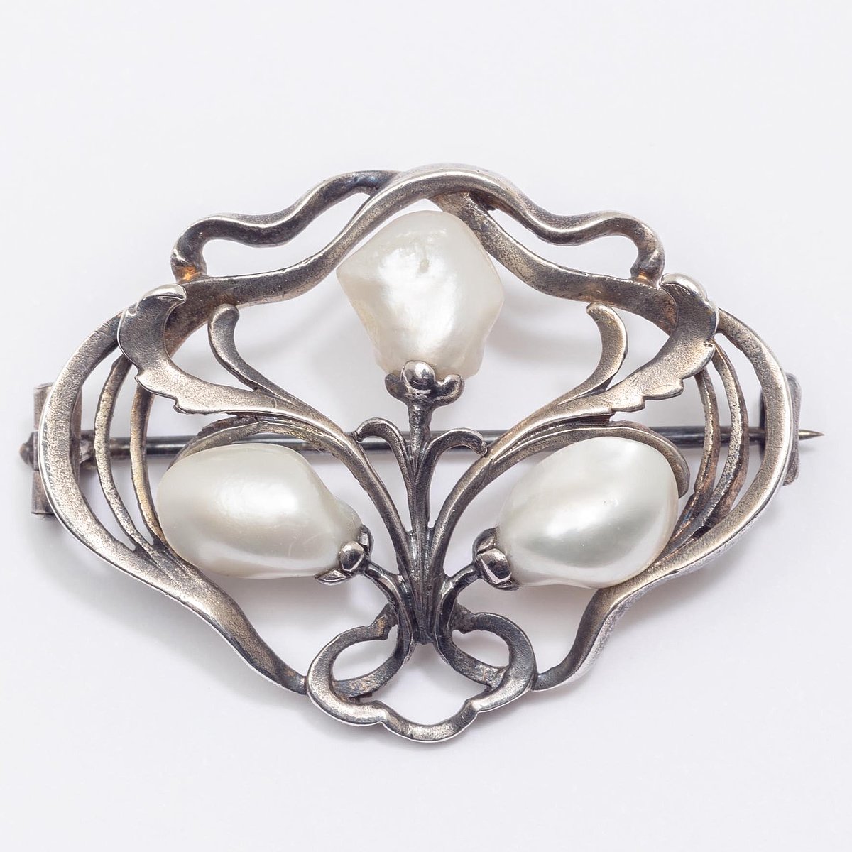 Brosche
Karl Rothmüller (1860 Teisbach-1930 München)
1900
Silber, gegossen, gelötet, Perlen
Sammlung Dry-von Zezschwitz