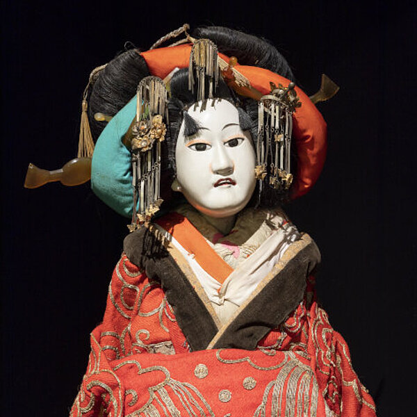 Ausstellungsansicht mit Bunraku-Figur "Oiran, Kurtisane", Japan 2. H. 19. Jh.