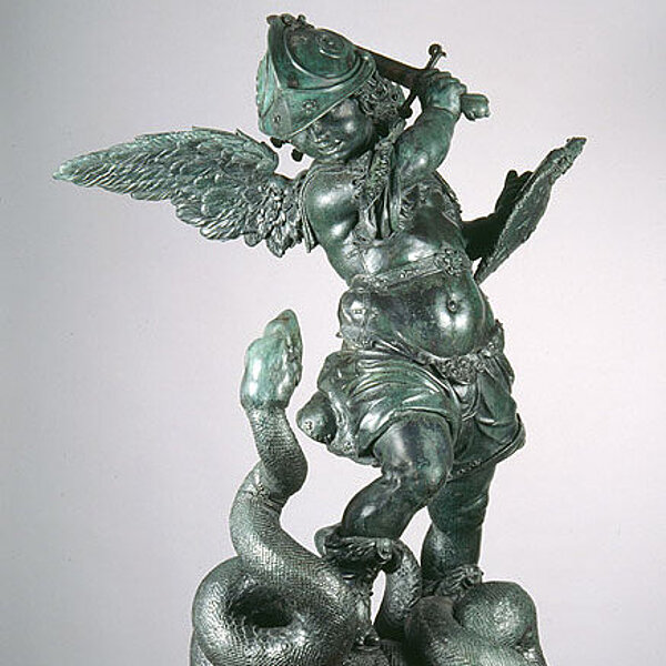 Eine bewaffnete Engelsfigur aus Bronze, die über einer Schlange steht.