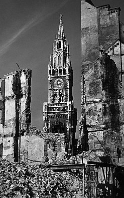 Blick durch Trümmer auf den Rathausturm von München