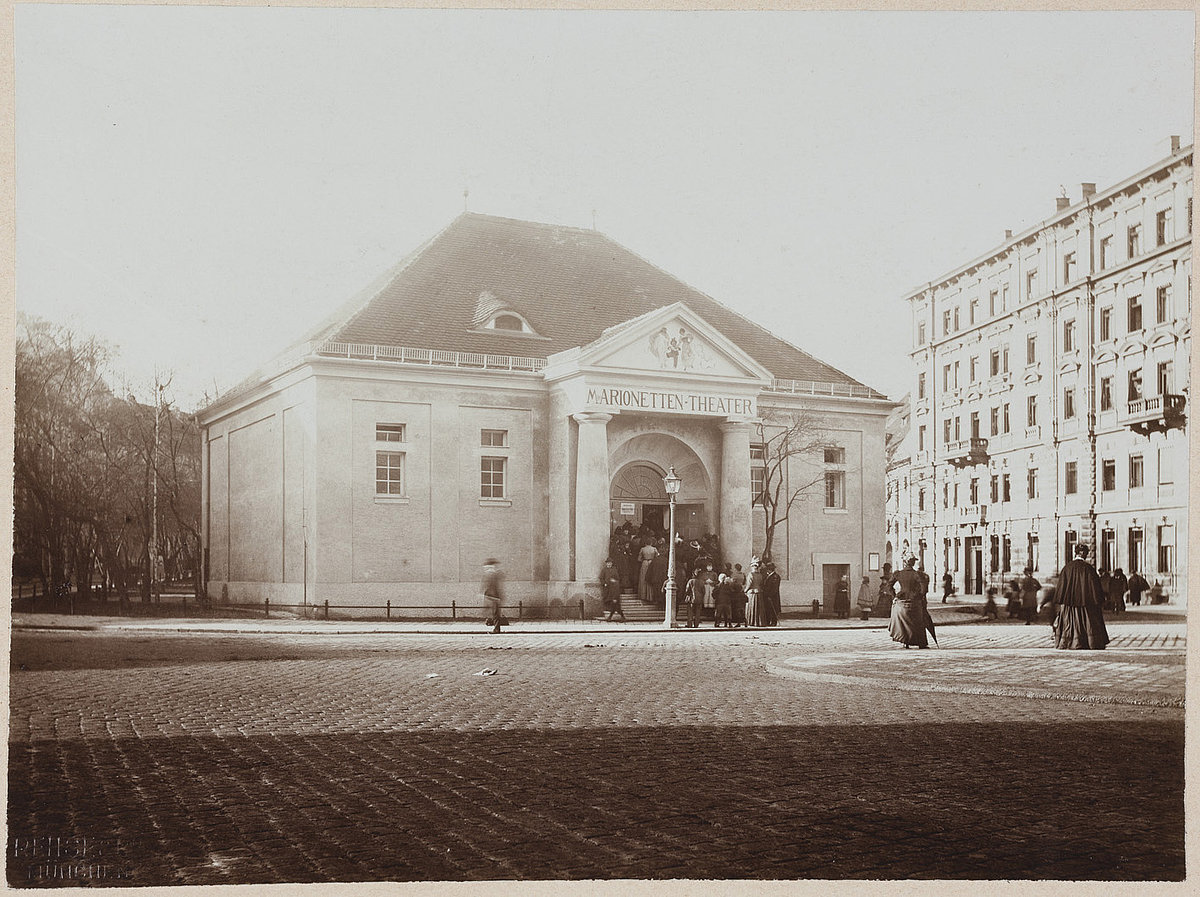 Schwarz-Weiß-Fotografie des heute noch existierenden Theatergebäudes